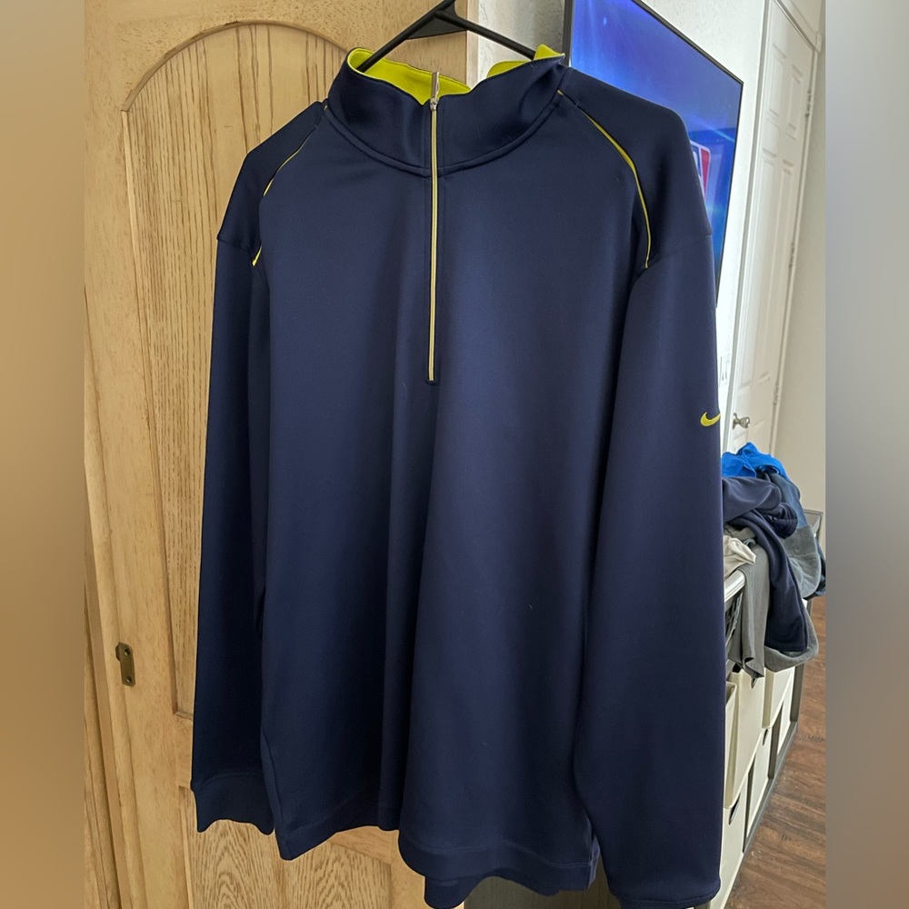 Nike Pullover.
